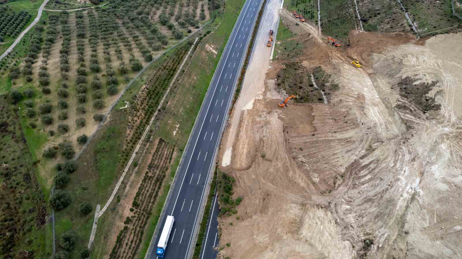 heyelan yasanan izmir istanbul otoyolunda calismalar devam ediyor 1 2zzljQmh