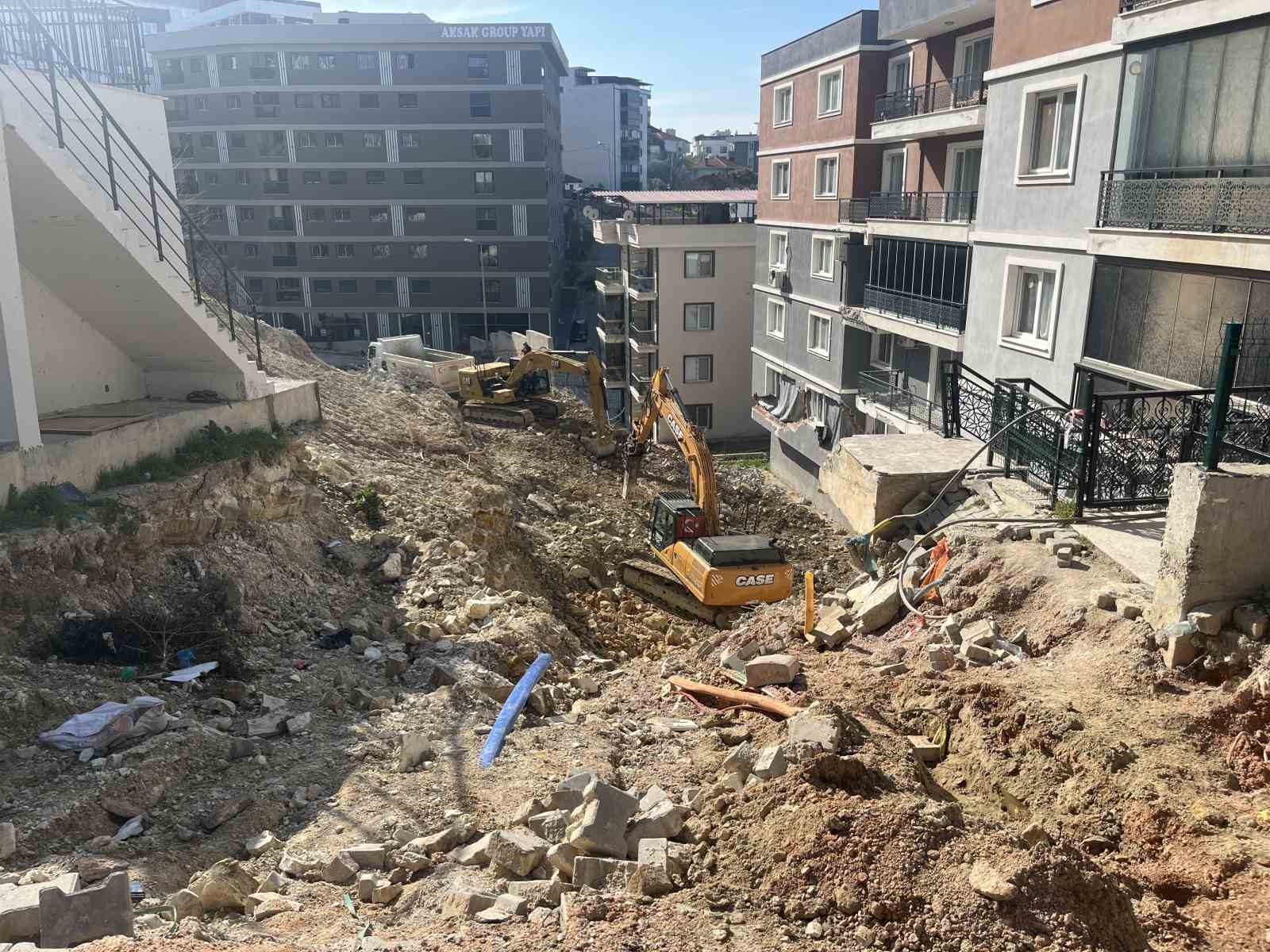 heyelanda coken istinat duvarinin enkazini kaldirma calismalari suruyor 0