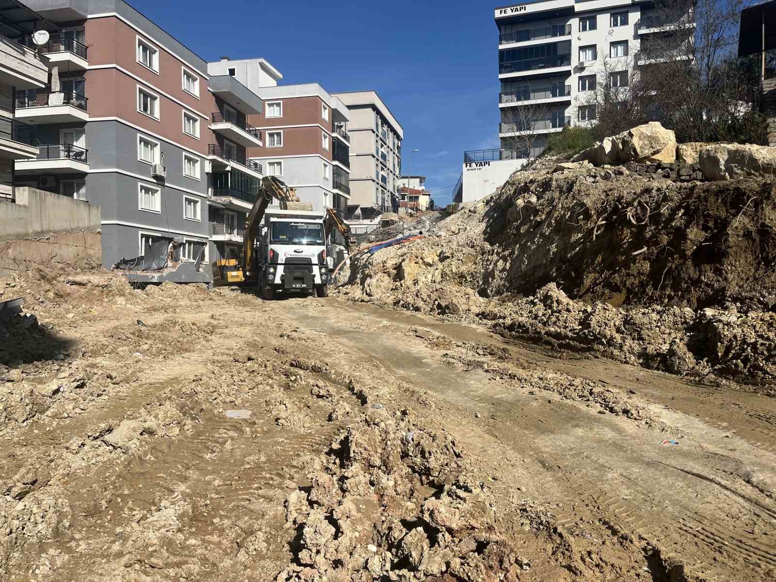 heyelanda coken istinat duvarinin enkazini kaldirma calismalari suruyor 1 y3VS1dsp