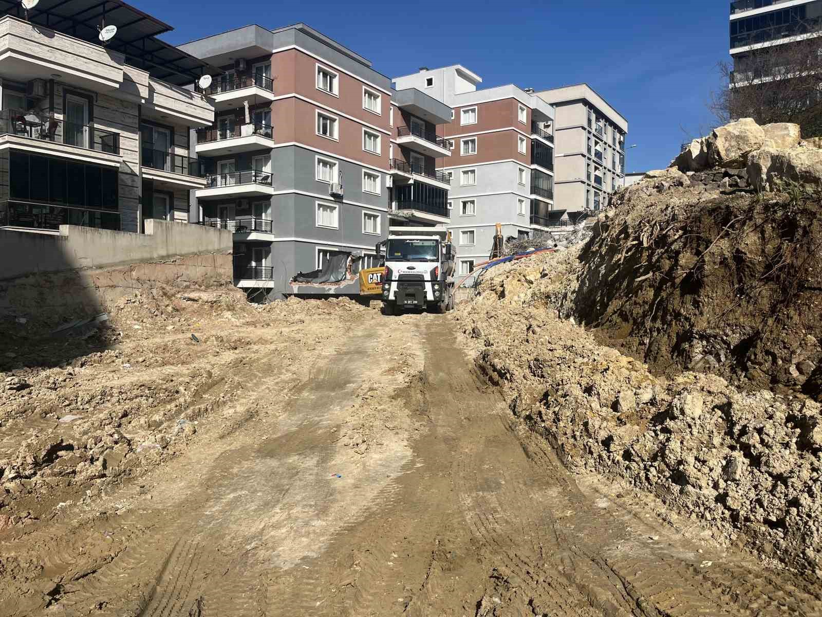 heyelanda coken istinat duvarinin enkazini kaldirma calismalari suruyor 2 RN6yAQy4