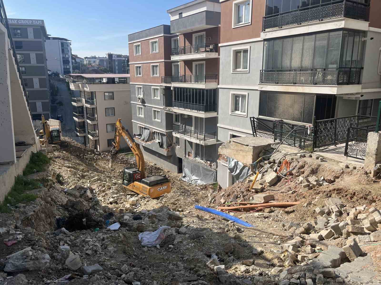 heyelanda coken istinat duvarinin enkazini kaldirma calismalari suruyor 3 EDFIPGiC