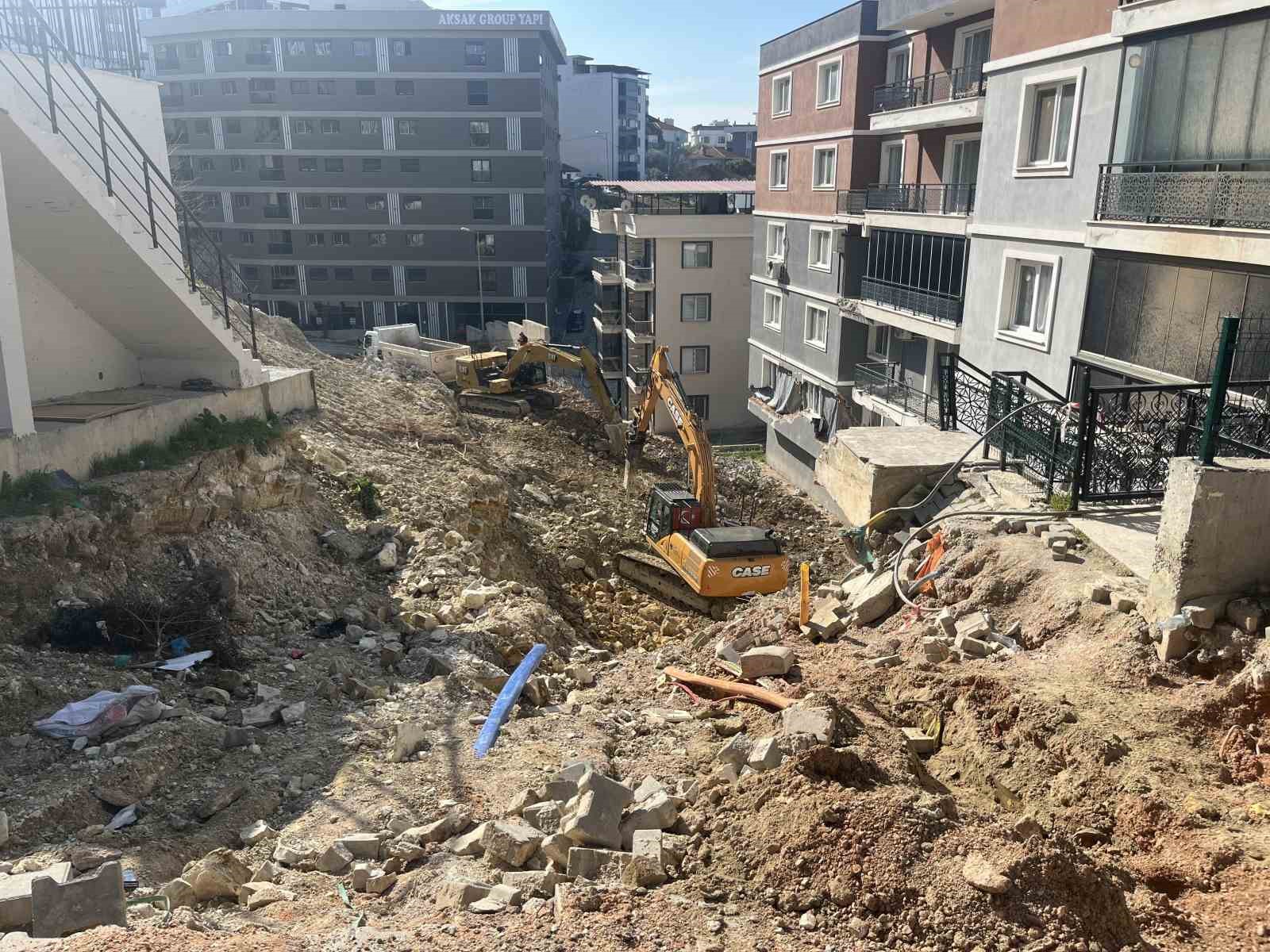 heyelanda coken istinat duvarinin enkazini kaldirma calismalari suruyor 4