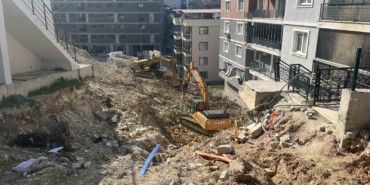 heyelanda-coken-istinat-duvarinin-enkazini-kaldirma-calismalari-suruyor-HAV9Eu4w.jpg