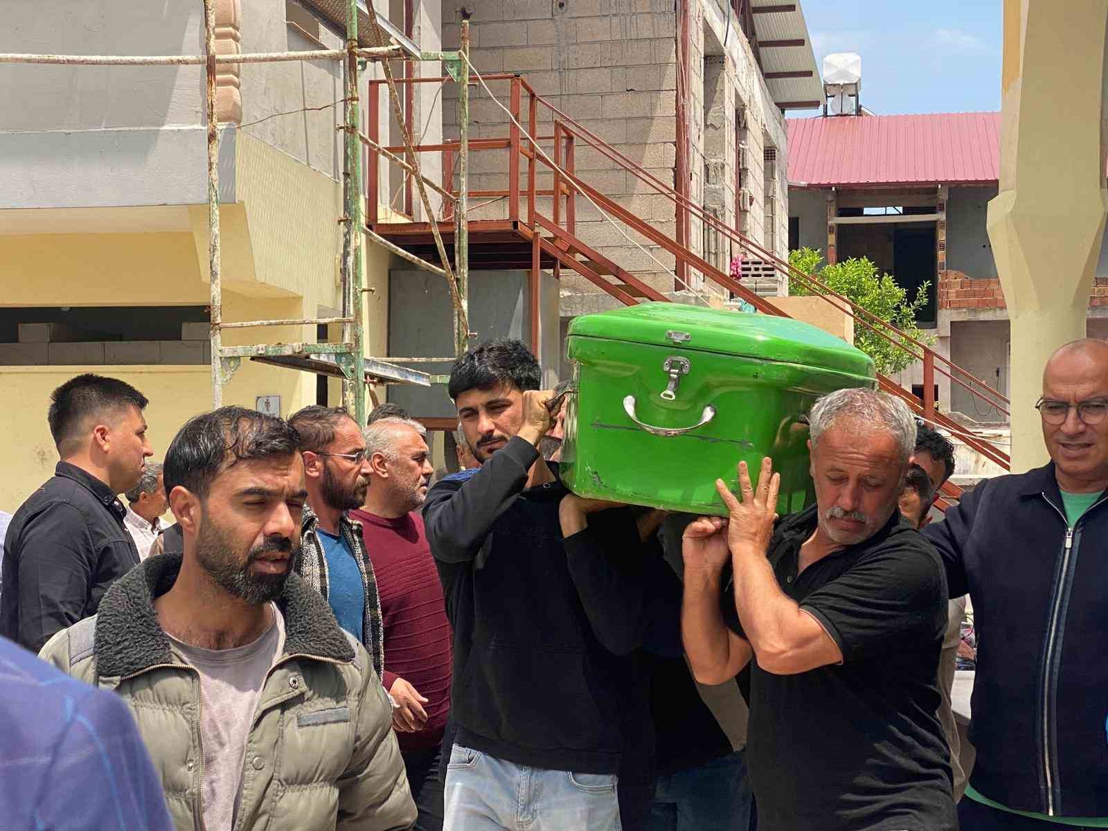 Heyelanda hayatını kaybeden 15 yaşındaki çocuk son yolculuğuna uğurlandı 4 heyelanda hayatini kaybeden 15 yasindaki cocuk son yolculuguna ugurlandi 0 BlWztldU