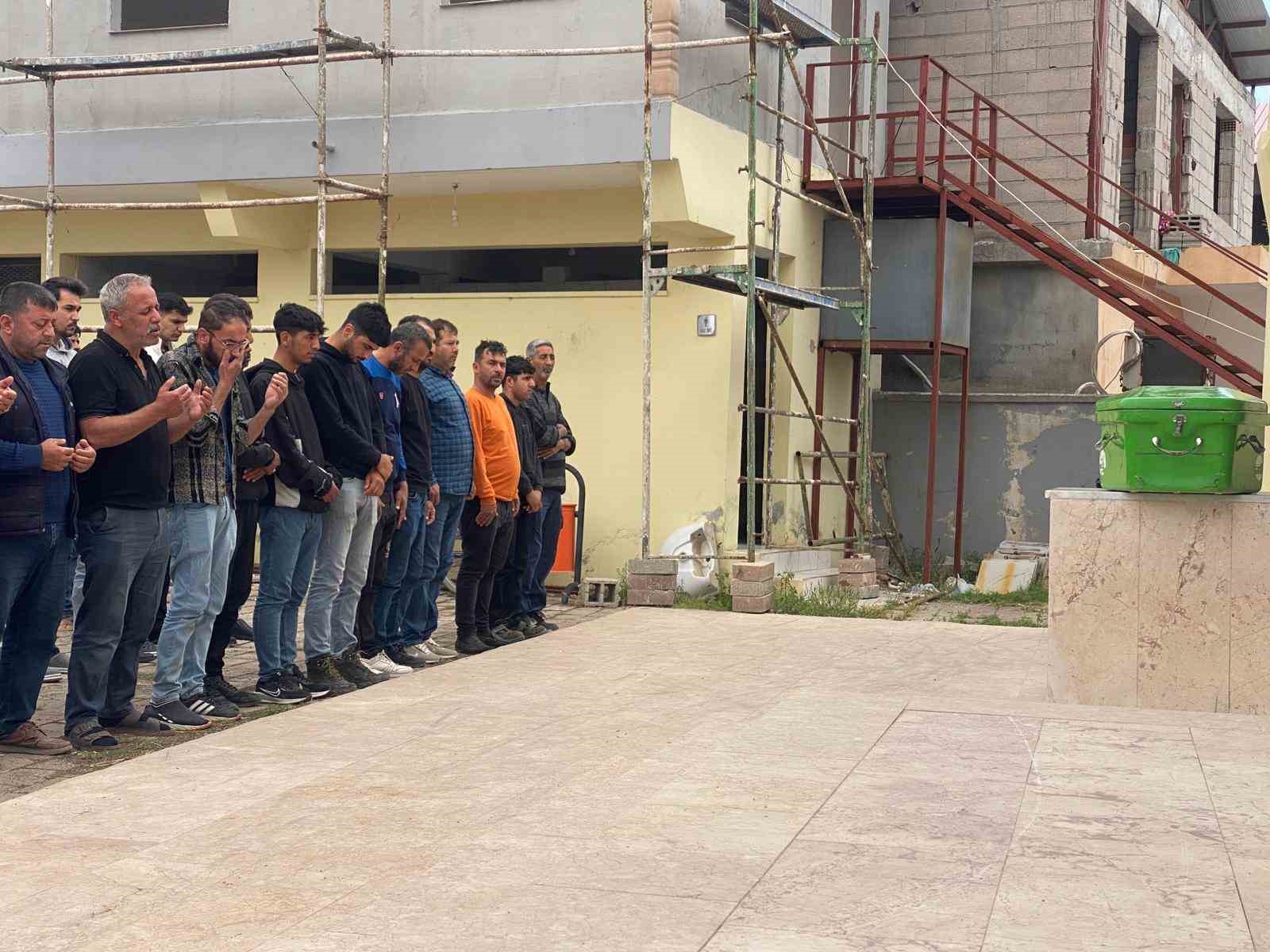 Heyelanda hayatını kaybeden 15 yaşındaki çocuk son yolculuğuna uğurlandı 5 heyelanda hayatini kaybeden 15 yasindaki cocuk son yolculuguna ugurlandi 1 t9dheZFV