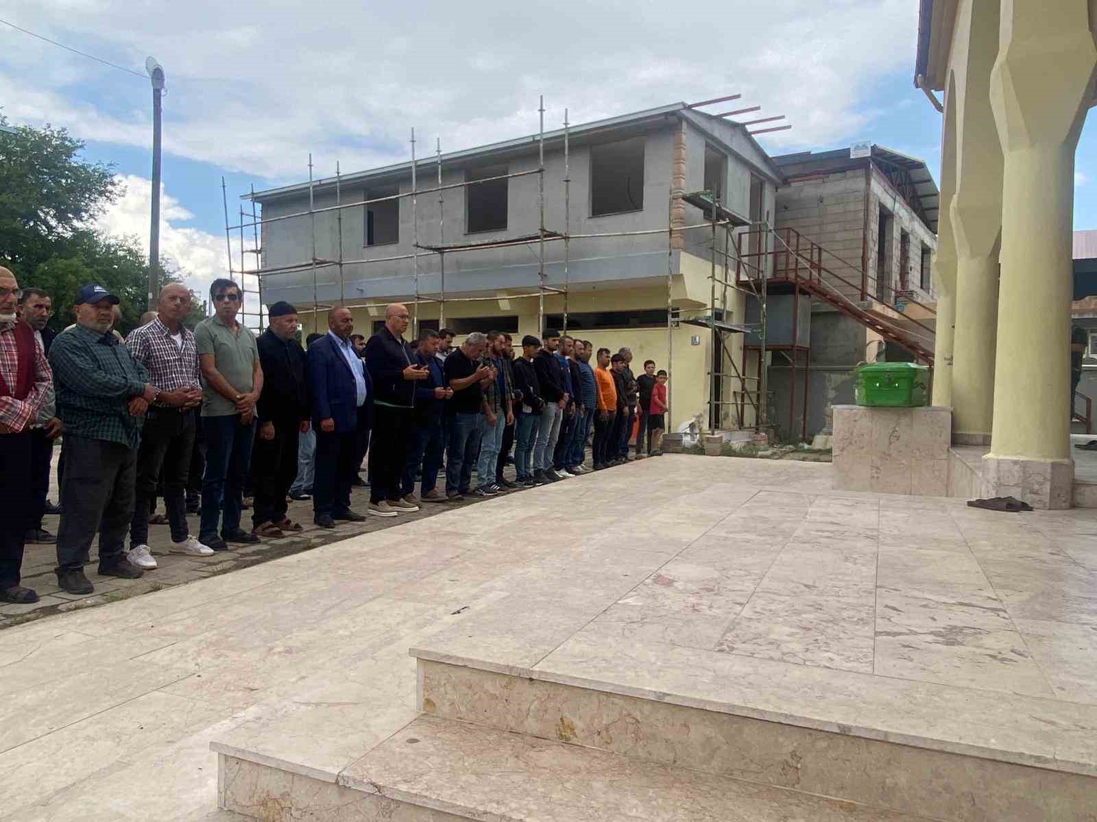 Heyelanda hayatını kaybeden 15 yaşındaki çocuk son yolculuğuna uğurlandı 6 heyelanda hayatini kaybeden 15 yasindaki cocuk son yolculuguna ugurlandi 2 bvZpJXhr