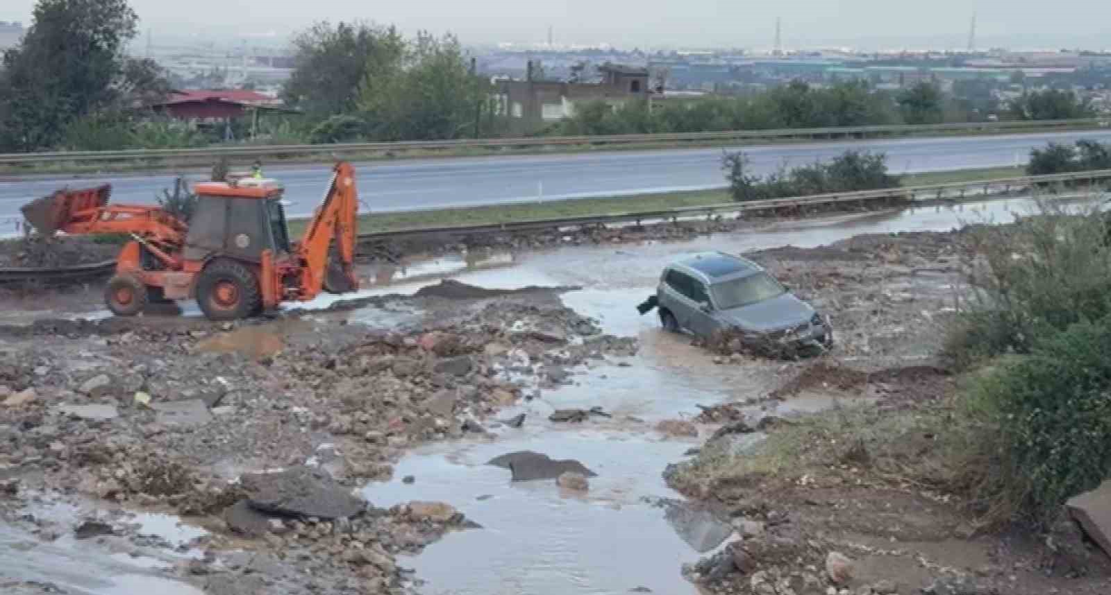 heyelanin kapattigi otoyolda araclar mahsur kaldi 0 kJWeDWbf