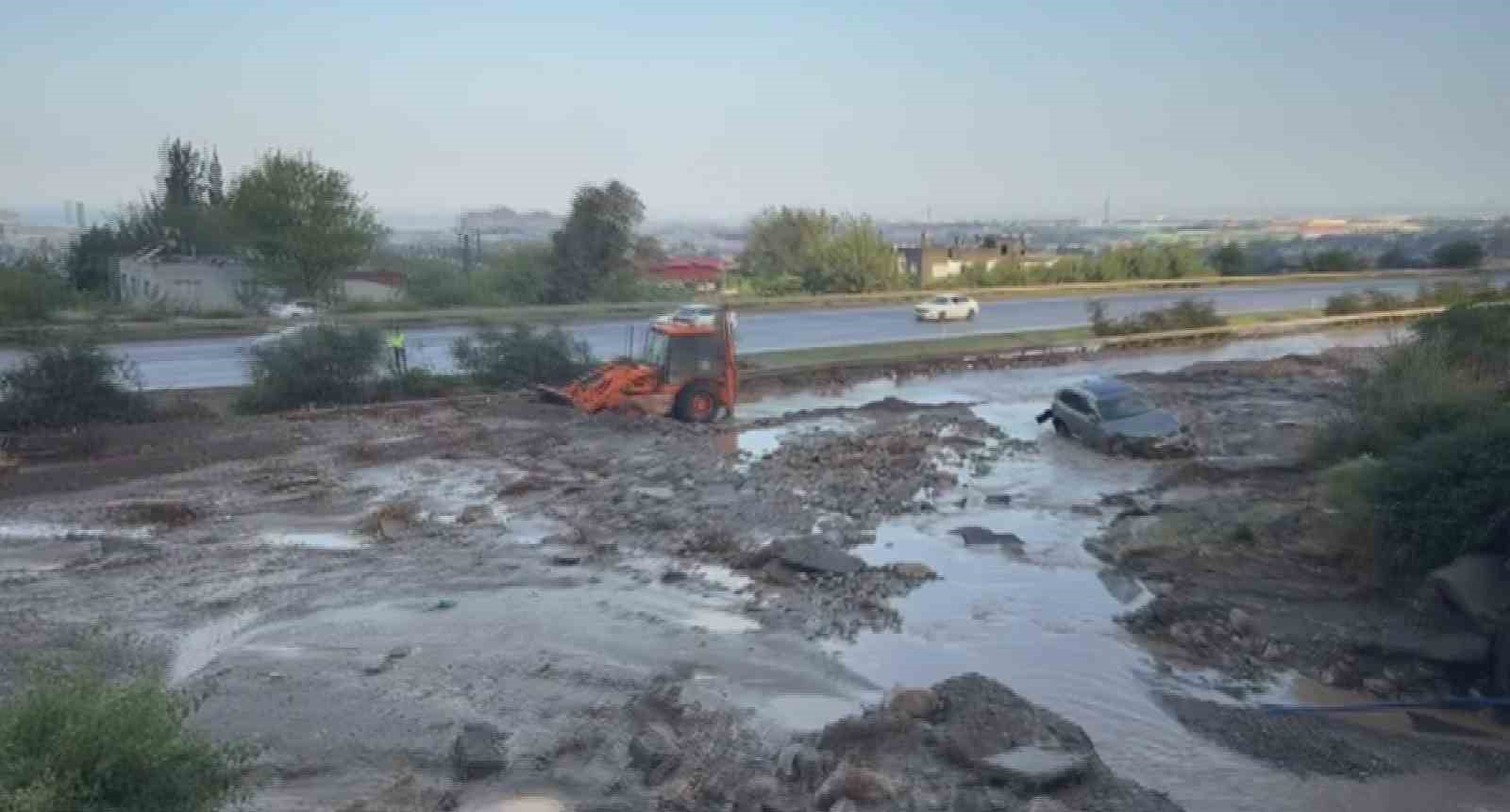 heyelanin kapattigi otoyolda araclar mahsur kaldi 1
