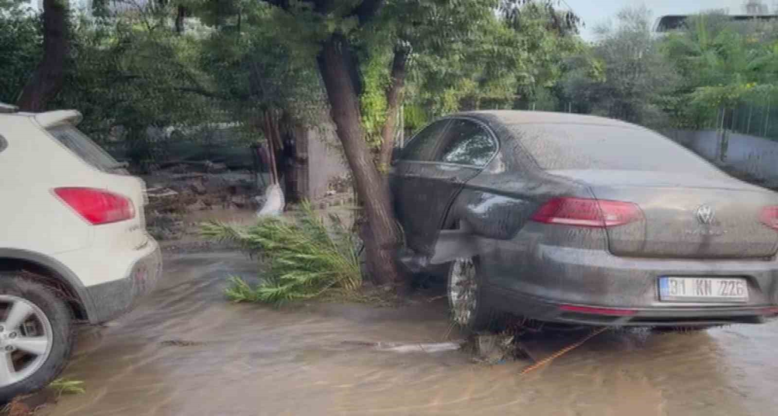 heyelanin kapattigi otoyolda araclar mahsur kaldi 3 Rv9cZduh