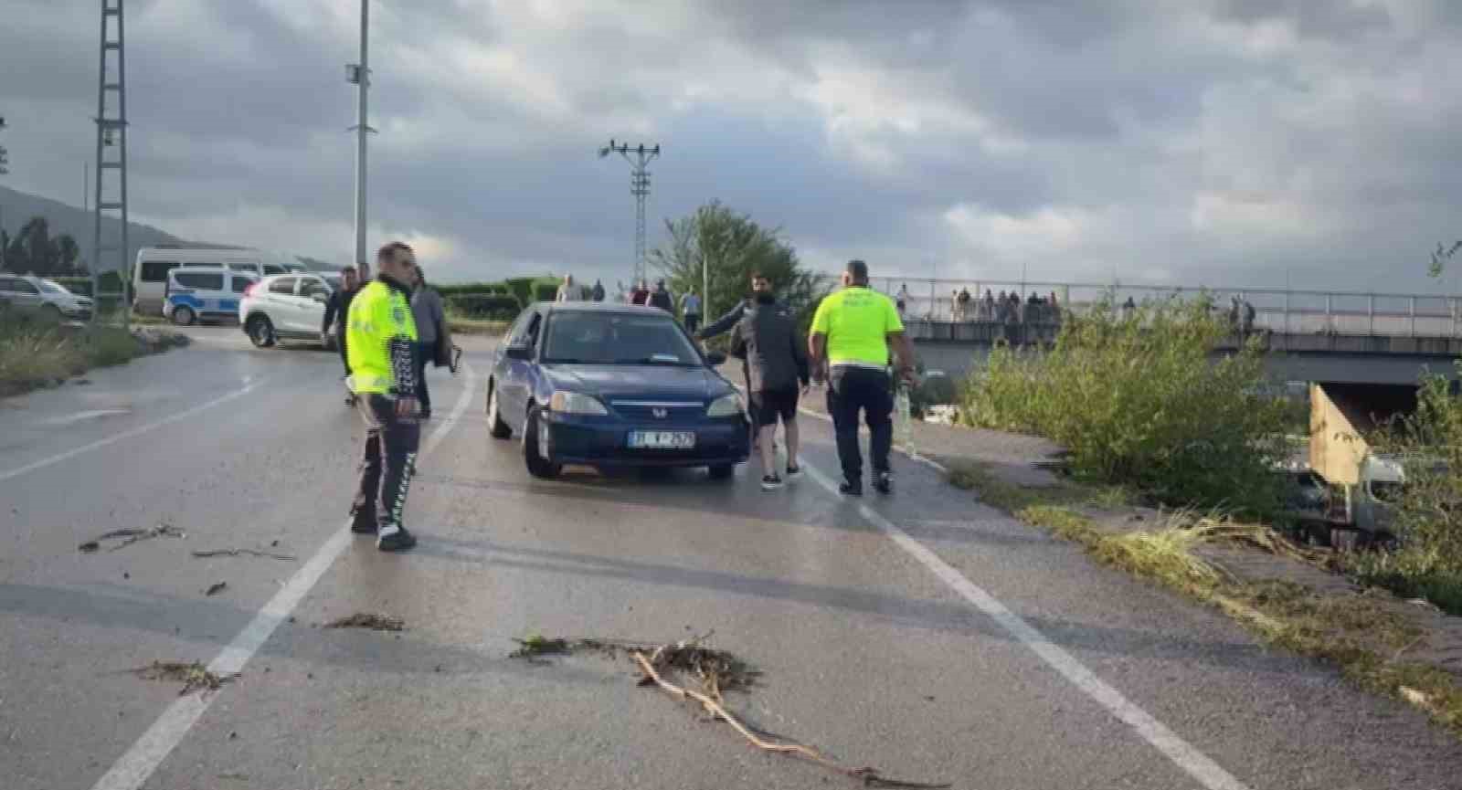 heyelanin kapattigi otoyolda araclar mahsur kaldi 4 elNOznka