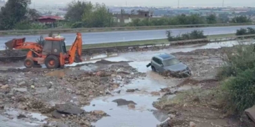 heyelanin-kapattigi-otoyolda-araclar-mahsur-kaldi-OuZ7pGIy.jpg