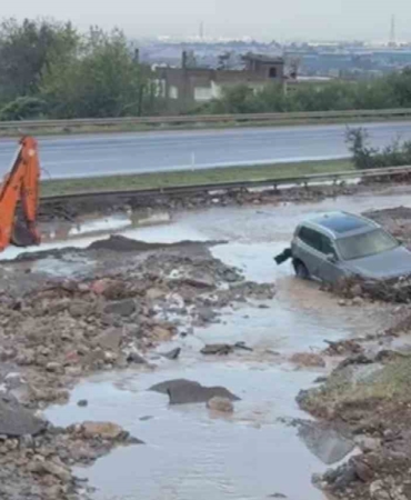 heyelanin-kapattigi-otoyolda-araclar-mahsur-kaldi-OuZ7pGIy.jpg