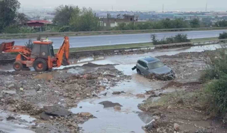heyelanin-kapattigi-otoyolda-araclar-mahsur-kaldi-OuZ7pGIy.jpg