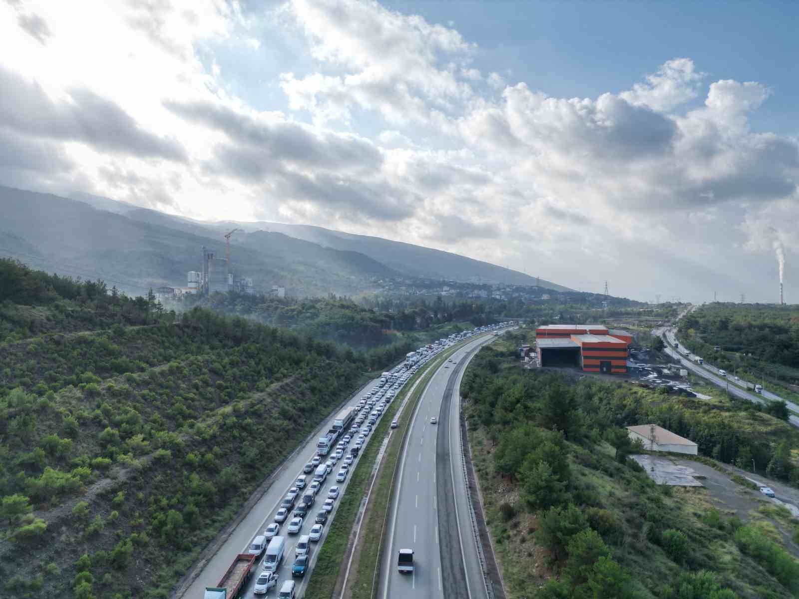 heyelanin kapattigi yolda kilometrelerce arac kuyrugu olustu 1 uzwCTUFJ