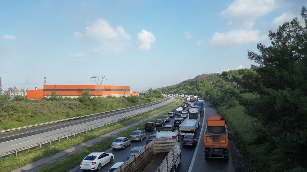 heyelanin kapattigi yolda kilometrelerce arac kuyrugu olustu 2 P8ZAyiV3