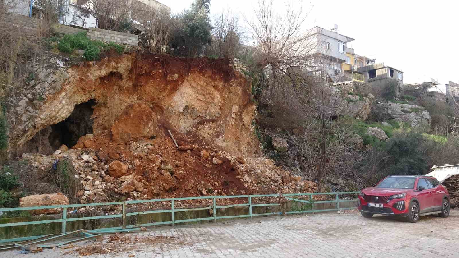 heyelanla birlikte evlerin altindaki magara ortaya cikti 0 JVE5FwhL