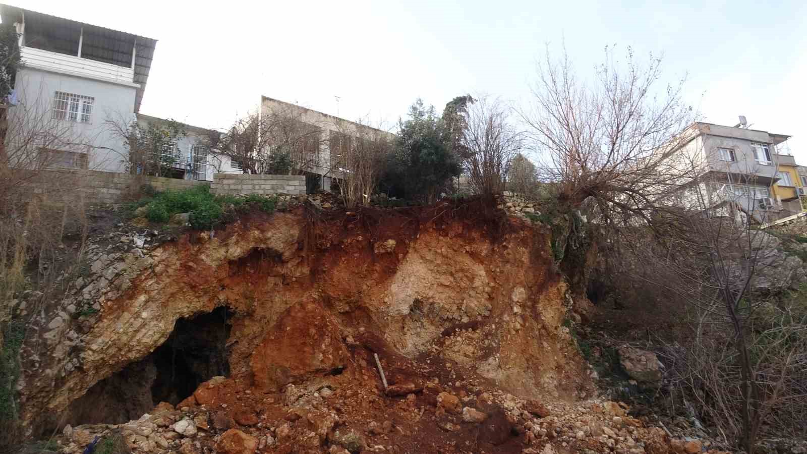heyelanla birlikte evlerin altindaki magara ortaya cikti 1