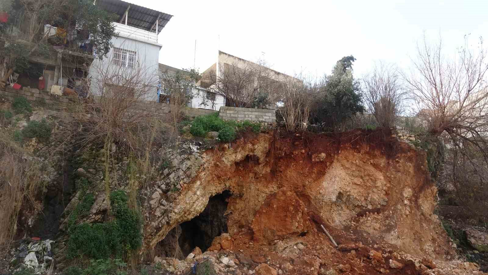 heyelanla birlikte evlerin altindaki magara ortaya cikti 2