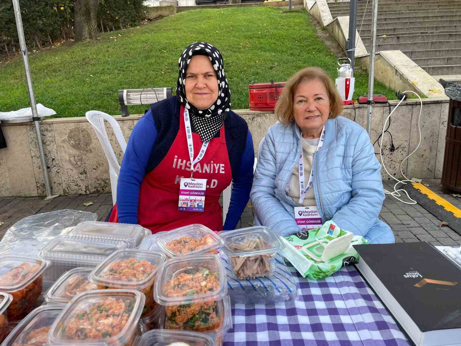 heykelde meydan kadinlarin 0