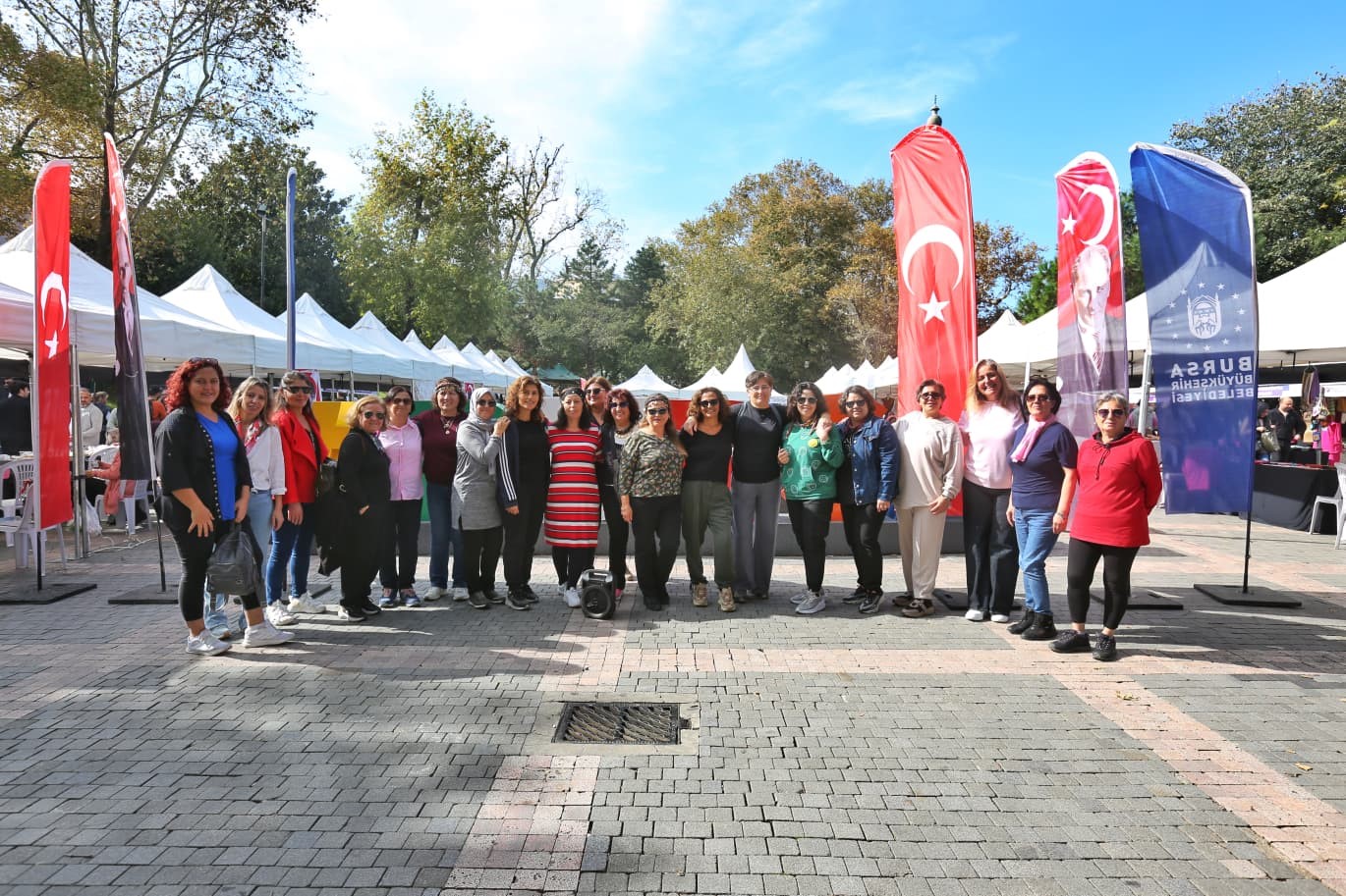heykelde meydan kadinlarin 1 T7VwyWvh