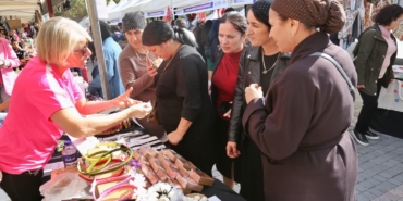 heykelde-meydan-kadinlarin-l9hkcLwE.jpg