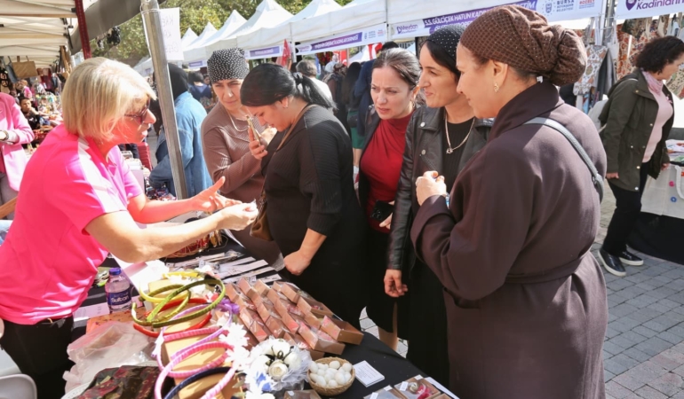 heykelde-meydan-kadinlarin-l9hkcLwE.jpg