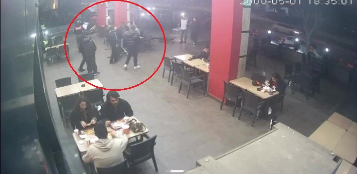 hic tanimadiklari genci neden bakiyorsun diye darp edip burnunu kirdilar 0 eCh6P78E