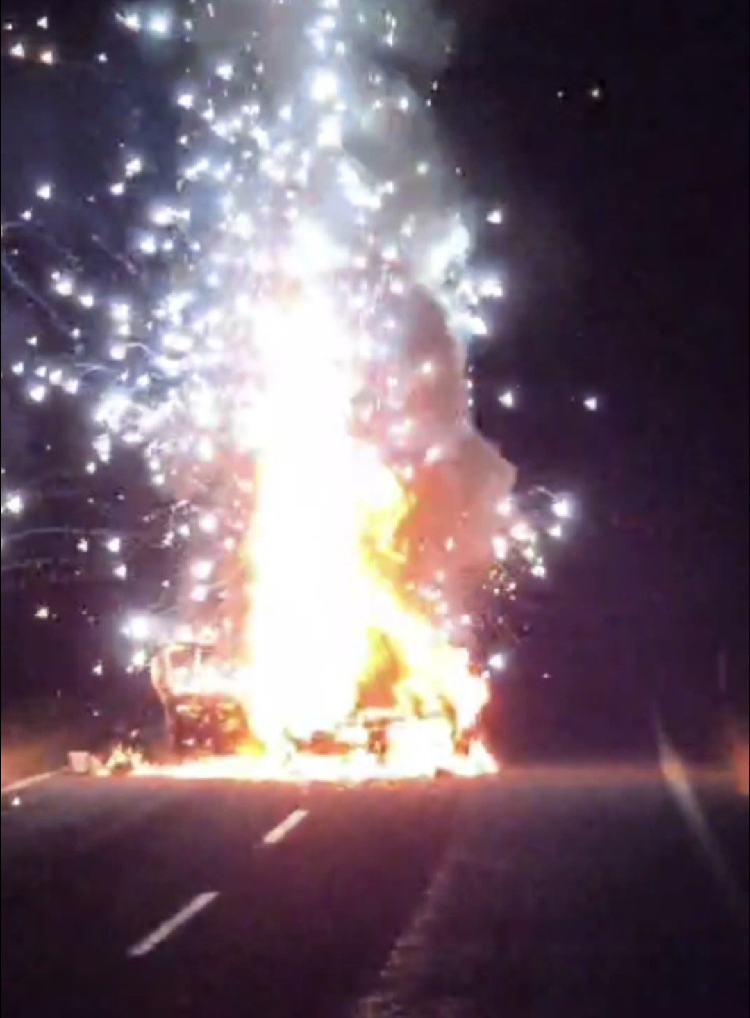 hilvanda alev alan otomobil bomba gibi patladi 0 XdUe9FPP