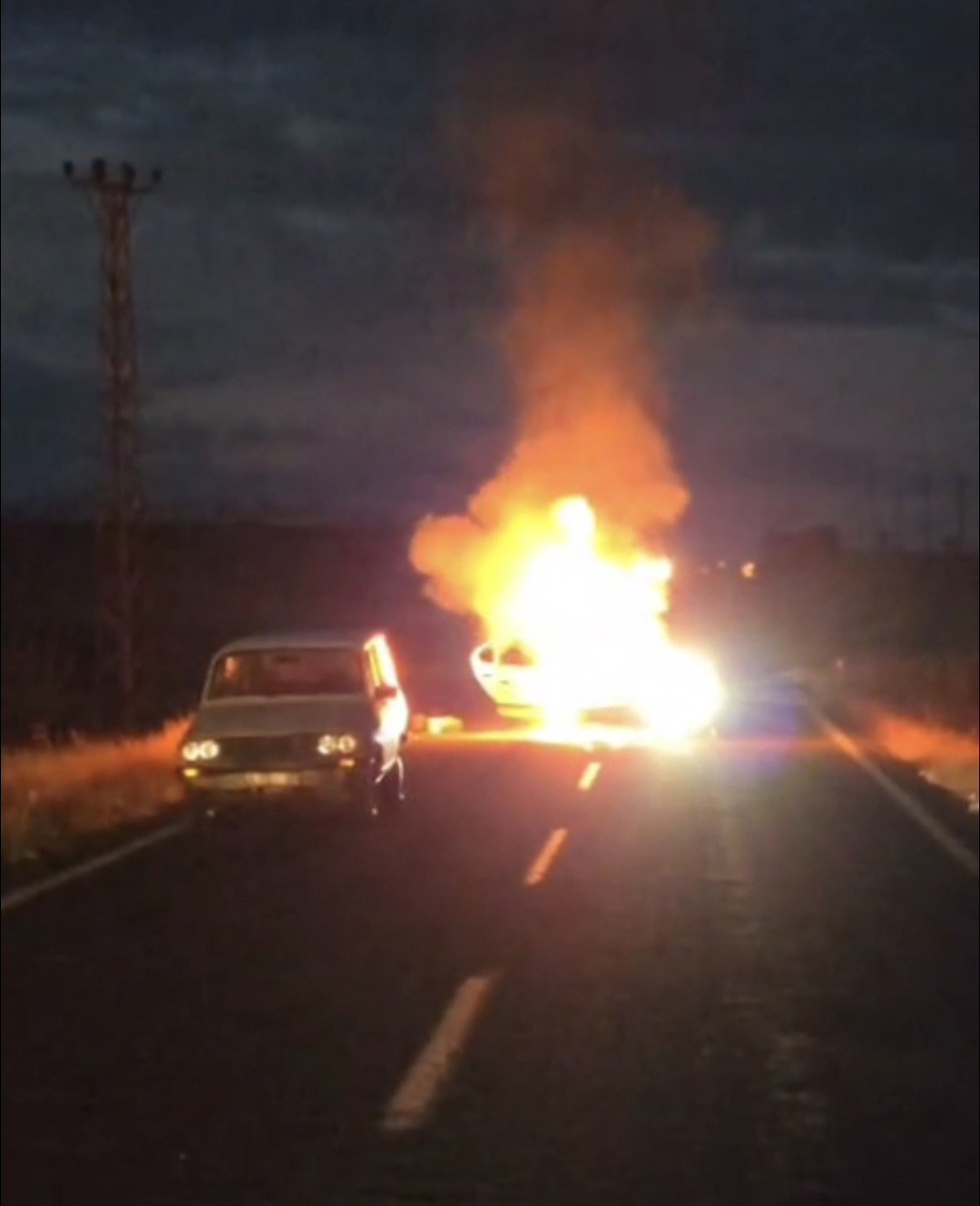 hilvanda alev alan otomobil bomba gibi patladi 1 G64tcZOM
