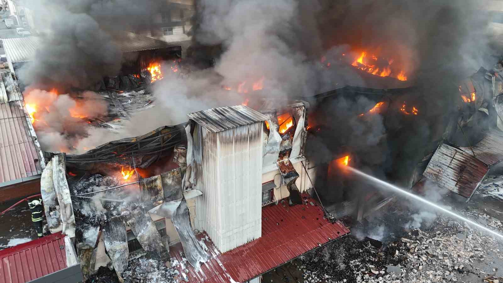 hirdavat dukkaninda cikan yangini sondurme calismalari devam ediyor yangin havadan goruntulendi 6 WWmMDWas