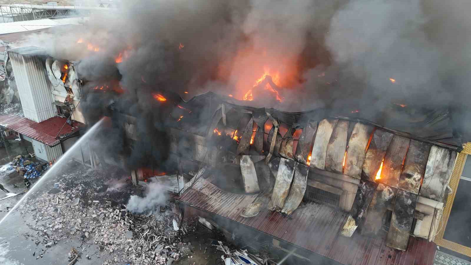 hirdavat dukkaninda cikan yangini sondurme calismalari devam ediyor yangin havadan goruntulendi 7 evvaYpT5