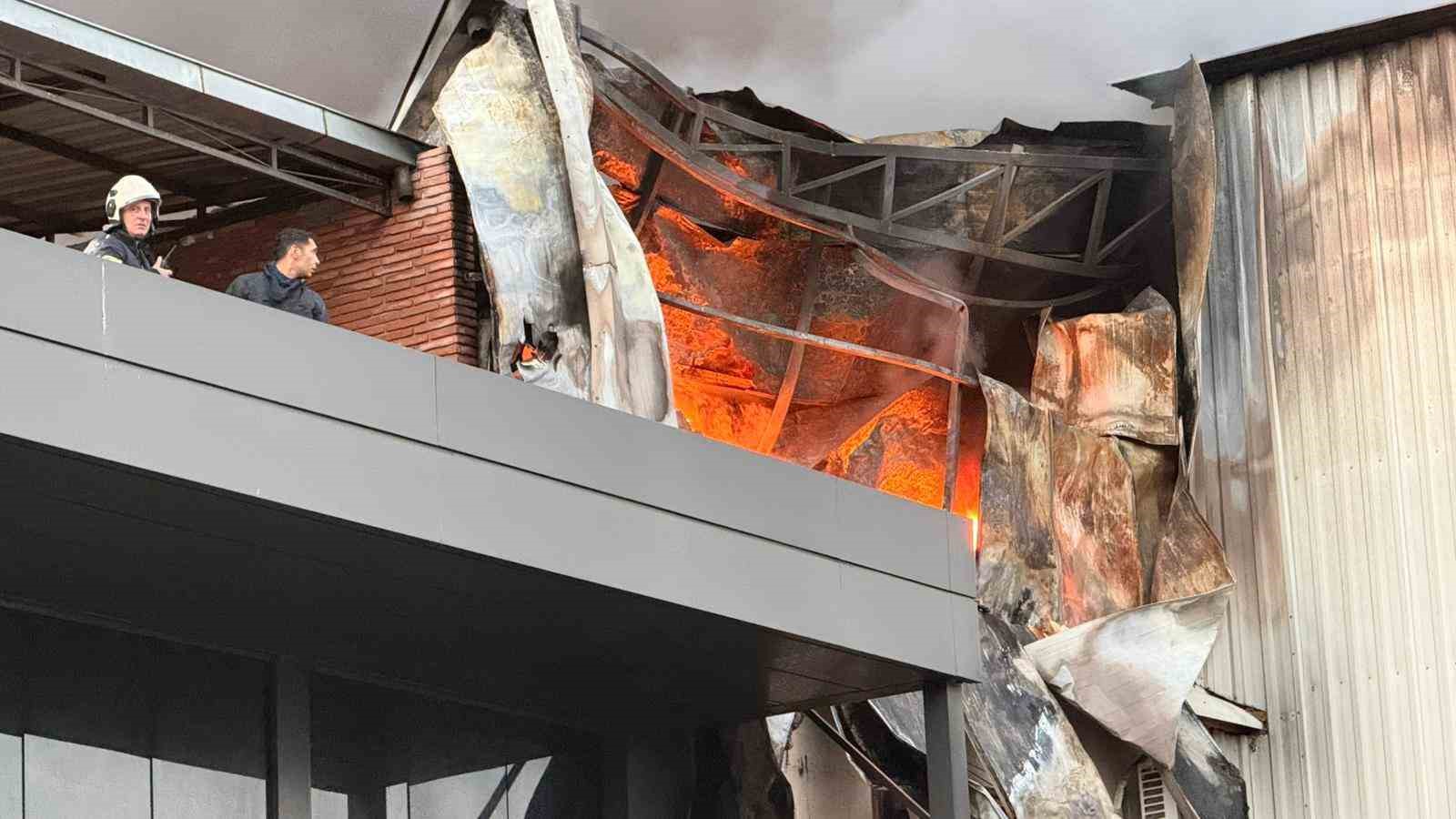 hirdavat dukkaninda cikan yangini sondurme calismalari devam ediyor yangin havadan goruntulendi 8 pq94QC3Z