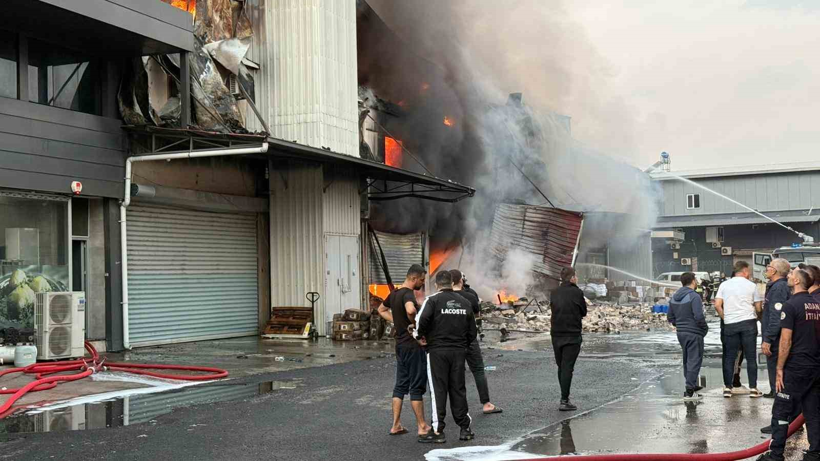 hirdavat dukkaninda cikan yangini sondurme calismalari devam ediyor yangin havadan goruntulendi 9 nWnVEmNV