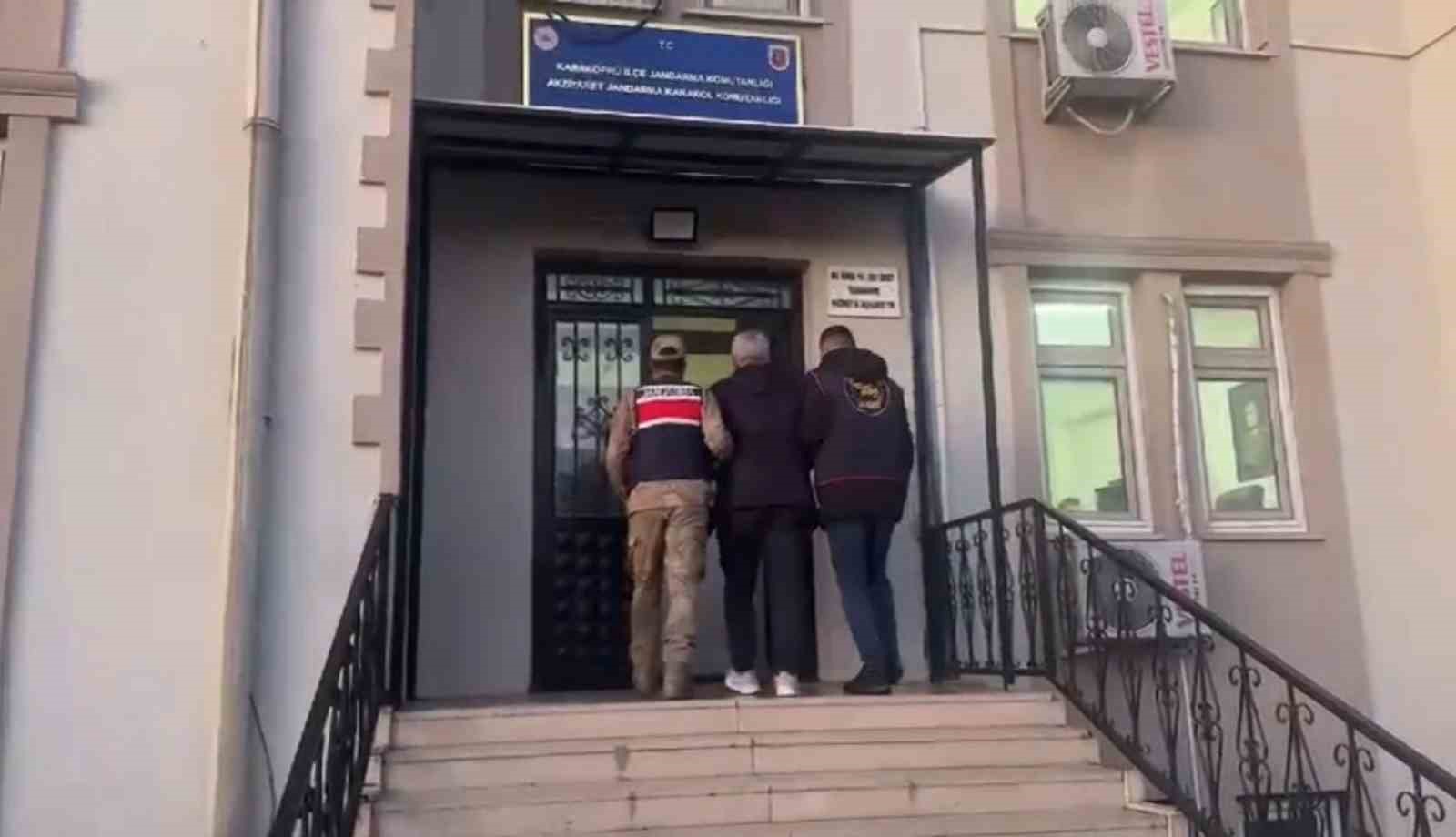 hirsiz otomobilin camindaki yazi sayesinde yakalandi 0 vF5T14n3