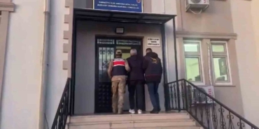 hirsiz-otomobilin-camindaki-yazi-sayesinde-yakalandi-E8rsg8KH.jpg