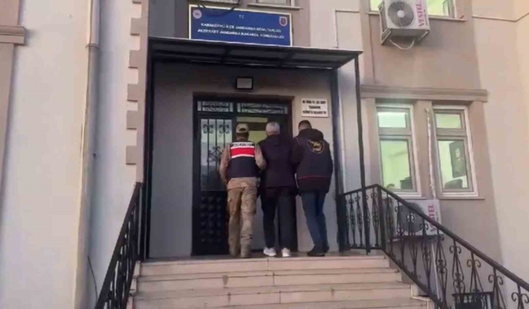 hirsiz-otomobilin-camindaki-yazi-sayesinde-yakalandi-E8rsg8KH.jpg