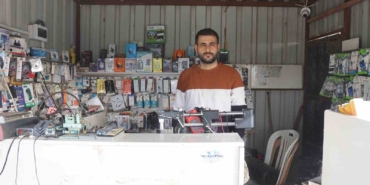 hirsizin-arkadasini-sadece-sifir-telefonlari-al-diyerek-yonlendirdigi-150-bin-tllik-soygun-kamerada-KsDBq6GC.jpg