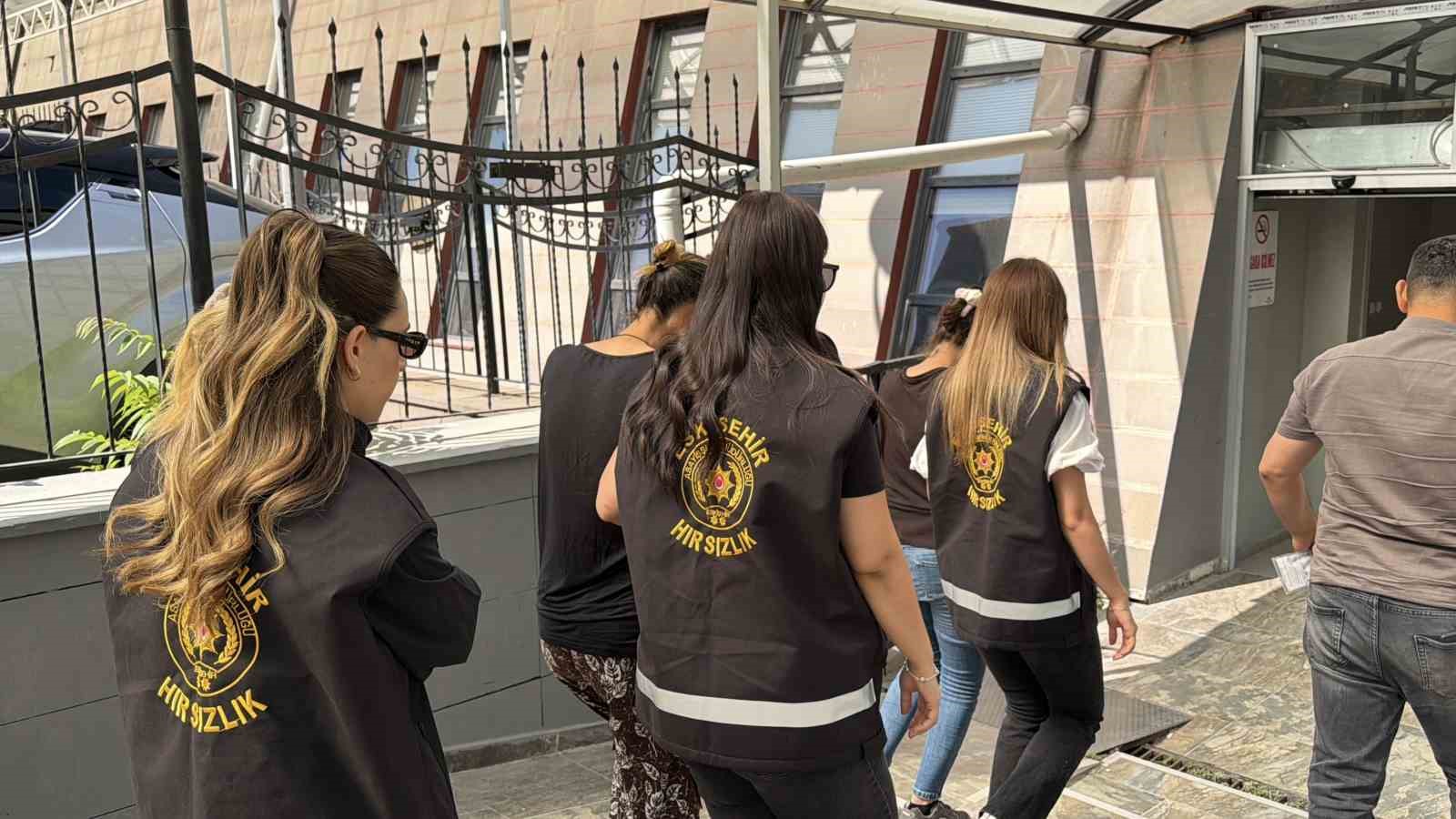 Hırsızlık amacı ile evin kapısını açmaya çalışırken suçüstü yakalanan 3 kadın tutuklandı 5 hirsizlik amaci ile evin kapisini acmaya calisirken sucustu yakalanan 3 kadin tutuklandi 1 lcEFLZqR