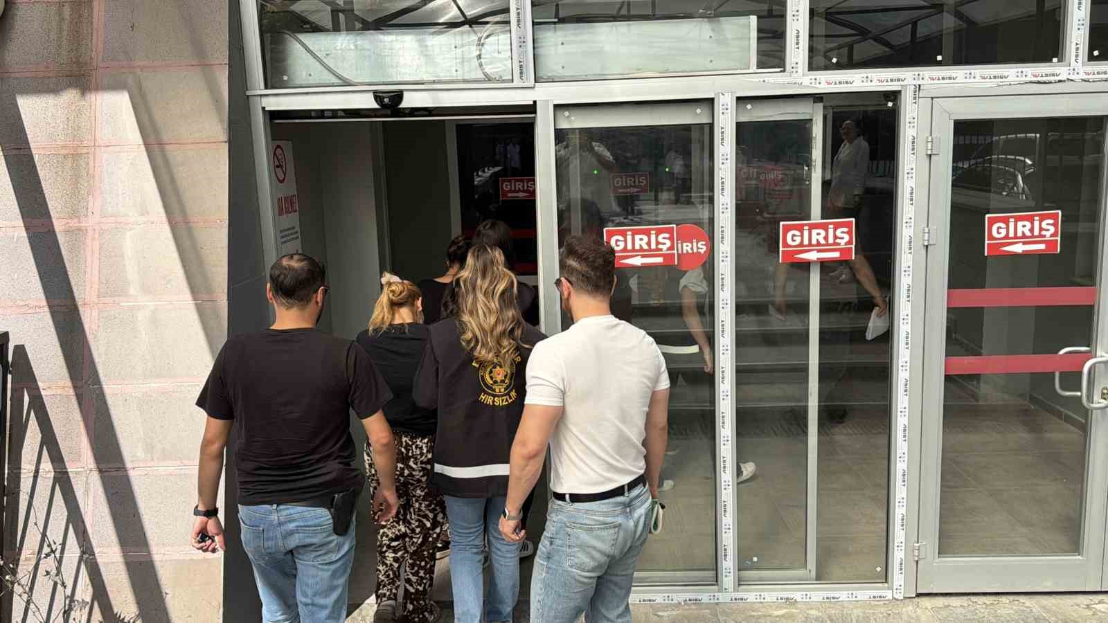 Hırsızlık amacı ile evin kapısını açmaya çalışırken suçüstü yakalanan 3 kadın tutuklandı 6 hirsizlik amaci ile evin kapisini acmaya calisirken sucustu yakalanan 3 kadin tutuklandi 2 t7nfKjvJ
