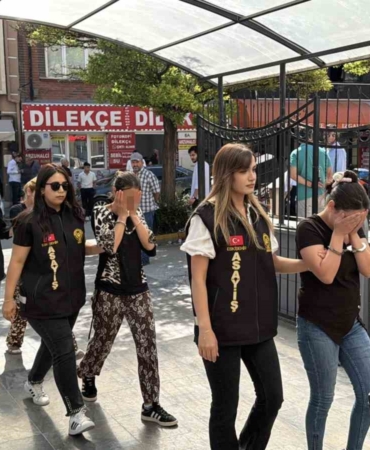 hirsizlik-amaci-ile-evin-kapisini-acmaya-calisirken-sucustu-yakalanan-3-kadin-tutuklandi-pJiQN7RF.jpg