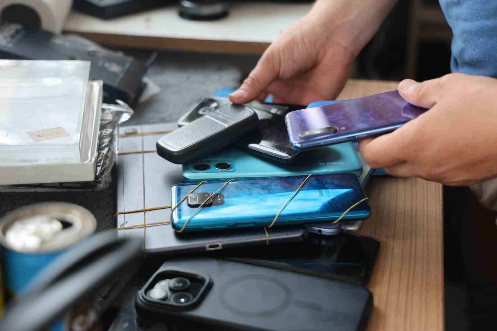 hirsizlik aninda sadece sifir telefonlari al diyen suc makinasi hirsiz ve ciragi tutuklandi 2 LSA1zGie