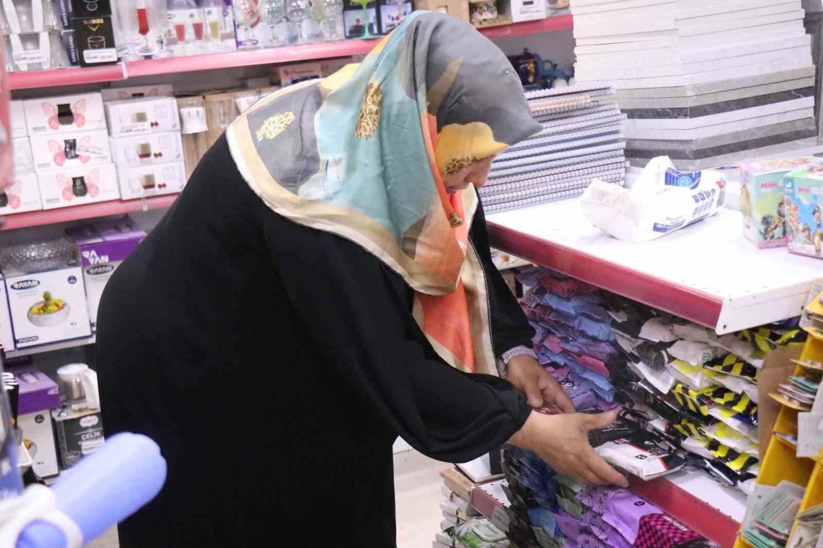 Hırsızlık girişimi kamerada: Biri kilitli kapıyı açmaya, diğeri paspası alıp kaçmaya çalıştı 7 hirsizlik girisimi kamerada biri kilitli kapiyi acmaya digeri paspasi alip kacmaya calisti 3 SeMsLBmI