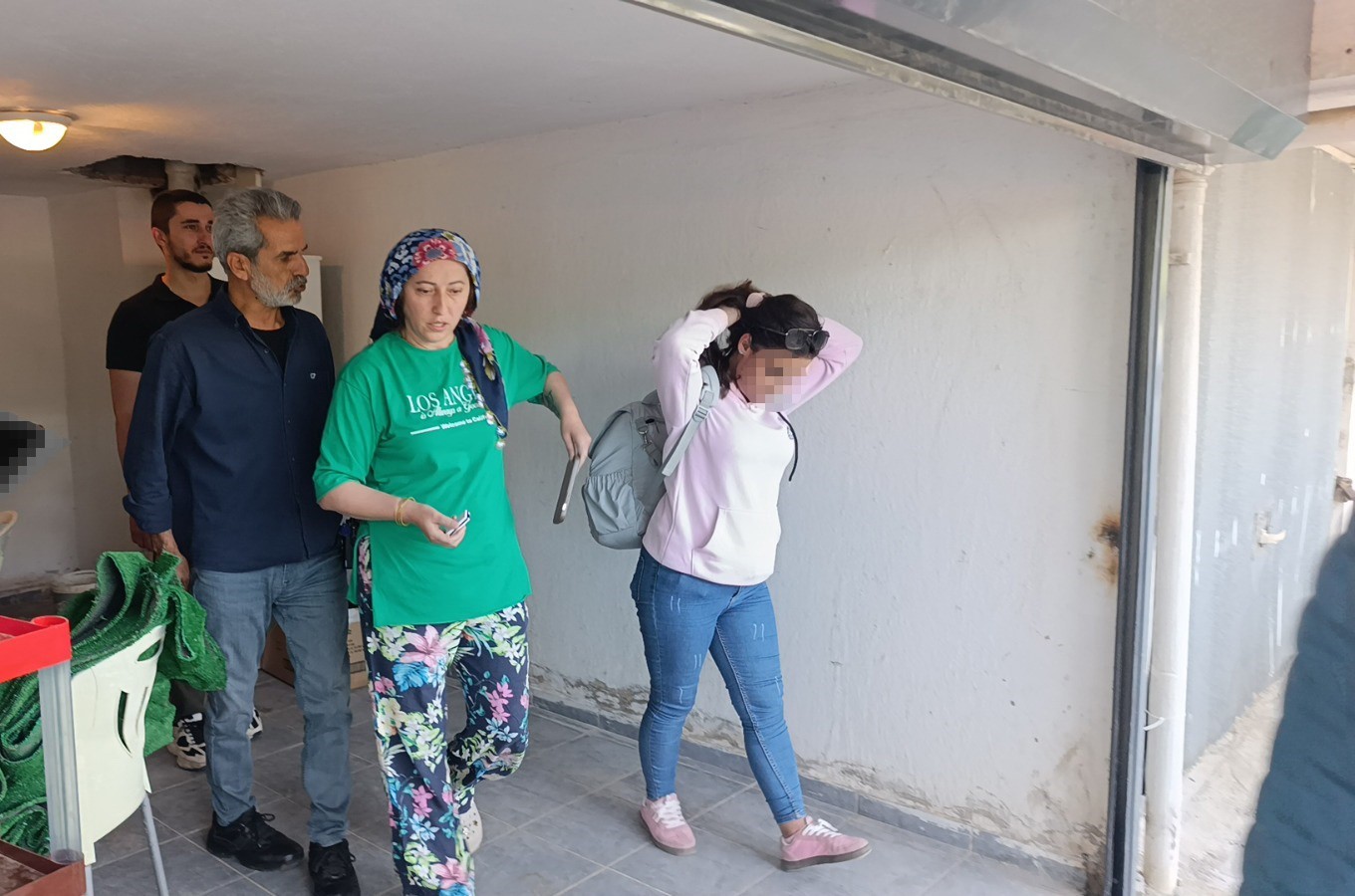 hirsizlik ihbarina giden polis ozel garajda 5 aylik bebekle annesini buldu 2 H2vWiSy3