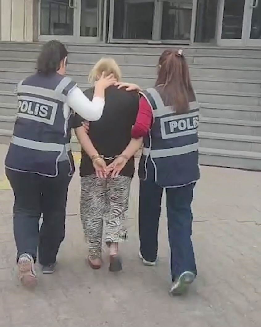 Hırsızlık suçundan 70 yıl cezası bulunan kadın polisten kaçamadı 4 hirsizlik sucundan 70 yil cezasi bulunan kadin polisten kacamadi 0 fKhYSIfB