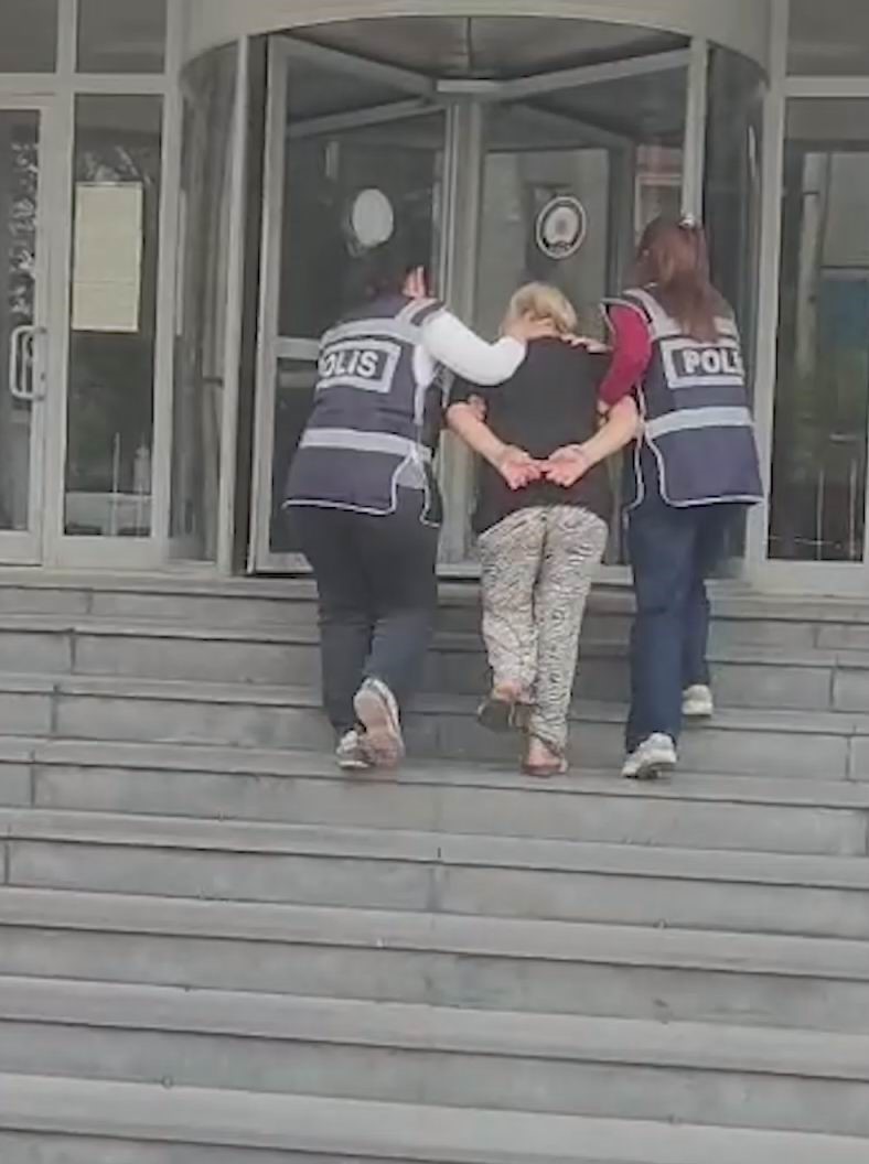 Hırsızlık suçundan 70 yıl cezası bulunan kadın polisten kaçamadı 5 hirsizlik sucundan 70 yil cezasi bulunan kadin polisten kacamadi 1 LIh8YtXT
