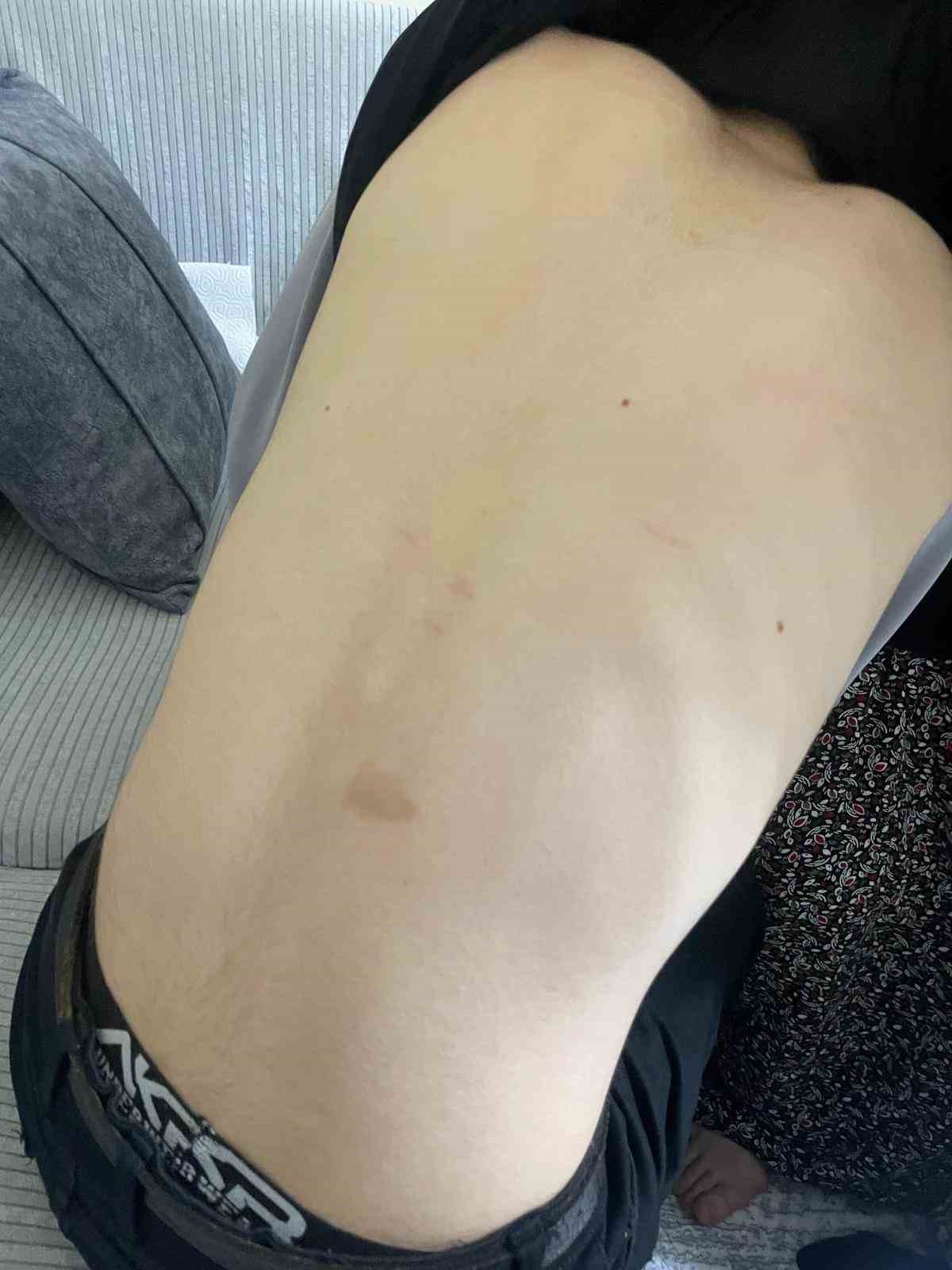 Hırsızlık yaptı sandılar, 14 yaşındaki çocuğu tekme tokat dövdüler; o anlar kamerada 9 hirsizlik yapti sandilar 14 yasindaki cocugu tekme tokat dovduler o anlar kamerada 5 SRLXLQKI