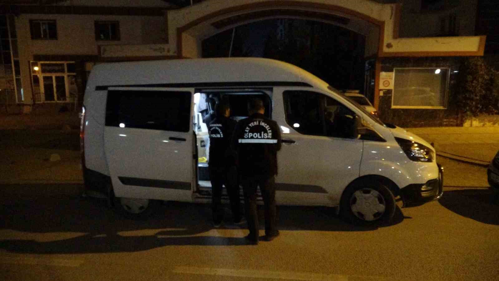 hirsizlik zanlilari kacarken silahla isciyi yaraladi 3 rL4aIHsv