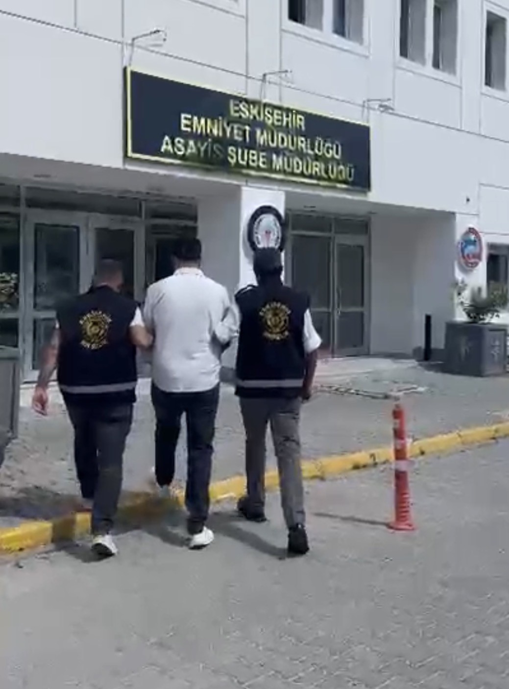 hirsizliktan 49 yil hapis cezasi bulunan kadin son soygununda yakayi ele verdi 0 eVY8Bnlr