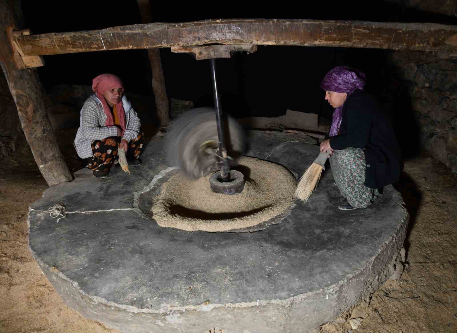 hizanda asirlik su degirmeniyle dogal pirinc uretimi suruyor 0