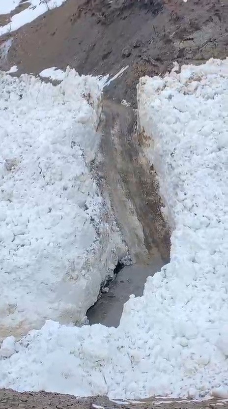 Hizan’da köy yoluna çığ düştü 4 hizanda koy yoluna cig dustu 0 bNbZLwKZ
